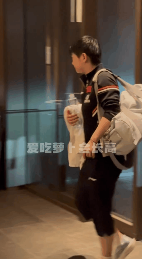 比赛结束，莎莎回到酒店！看得出来，莎莎打完这场比赛真的是累了，脚步都很沉重。