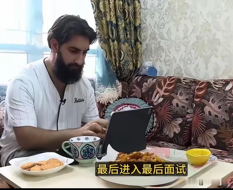 有位南亚裔应聘香港机场岗位，粤语说得特别溜，面试一路挺顺利，结果卡在了胡子上。公
