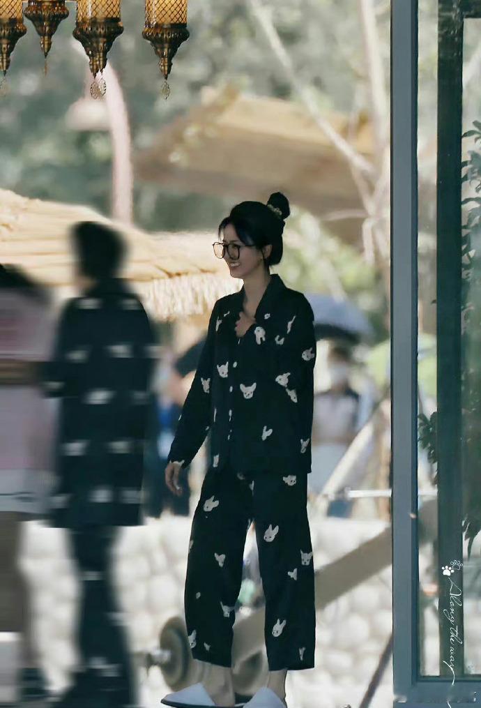 范丞丞ootd撞衫白鹿睡衣奔跑吧白鹿也太会拆台了！范丞丞美滋滋分享精致穿搭，沉浸