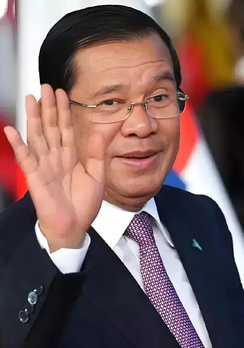 近来泰国跟柬埔寨也有领土冲突。洪森亲王频频发表讲话，但是却没人注意。大家的眼光都
