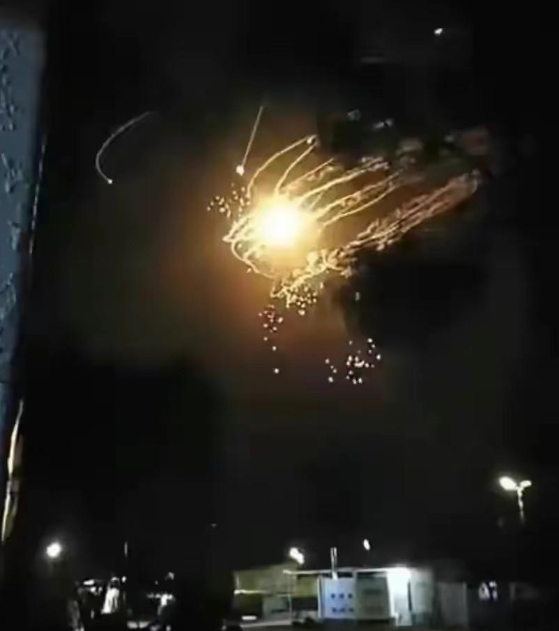 打急眼了，又是增加航母、又是攻击伊朗的海水淡化厂和储油设施，这只能说明一点，那就