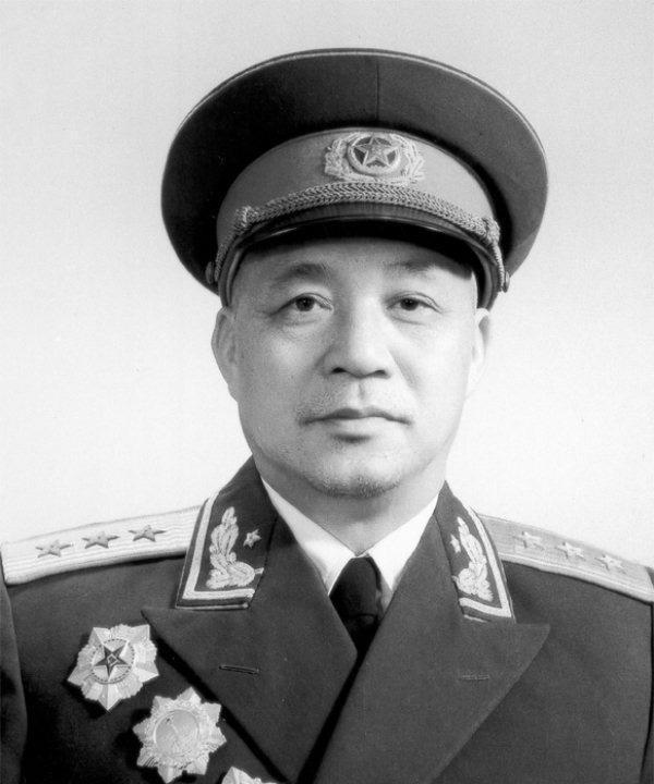 1955年授衔时毛主席将一位上将名单划去，认为此人因骄傲自满只授中将更合适！1