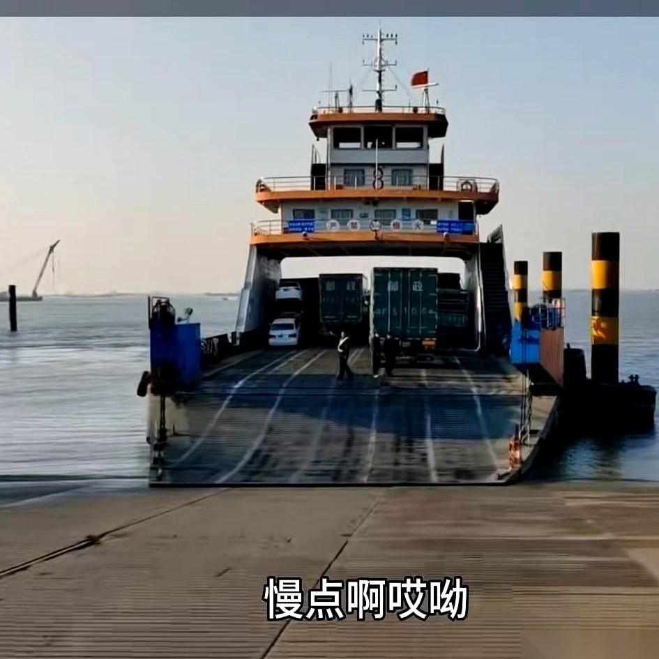 刷到一对天津老两口，一年十几万退休金，开着床车自驾，然后把车停在江南一个金碧辉煌