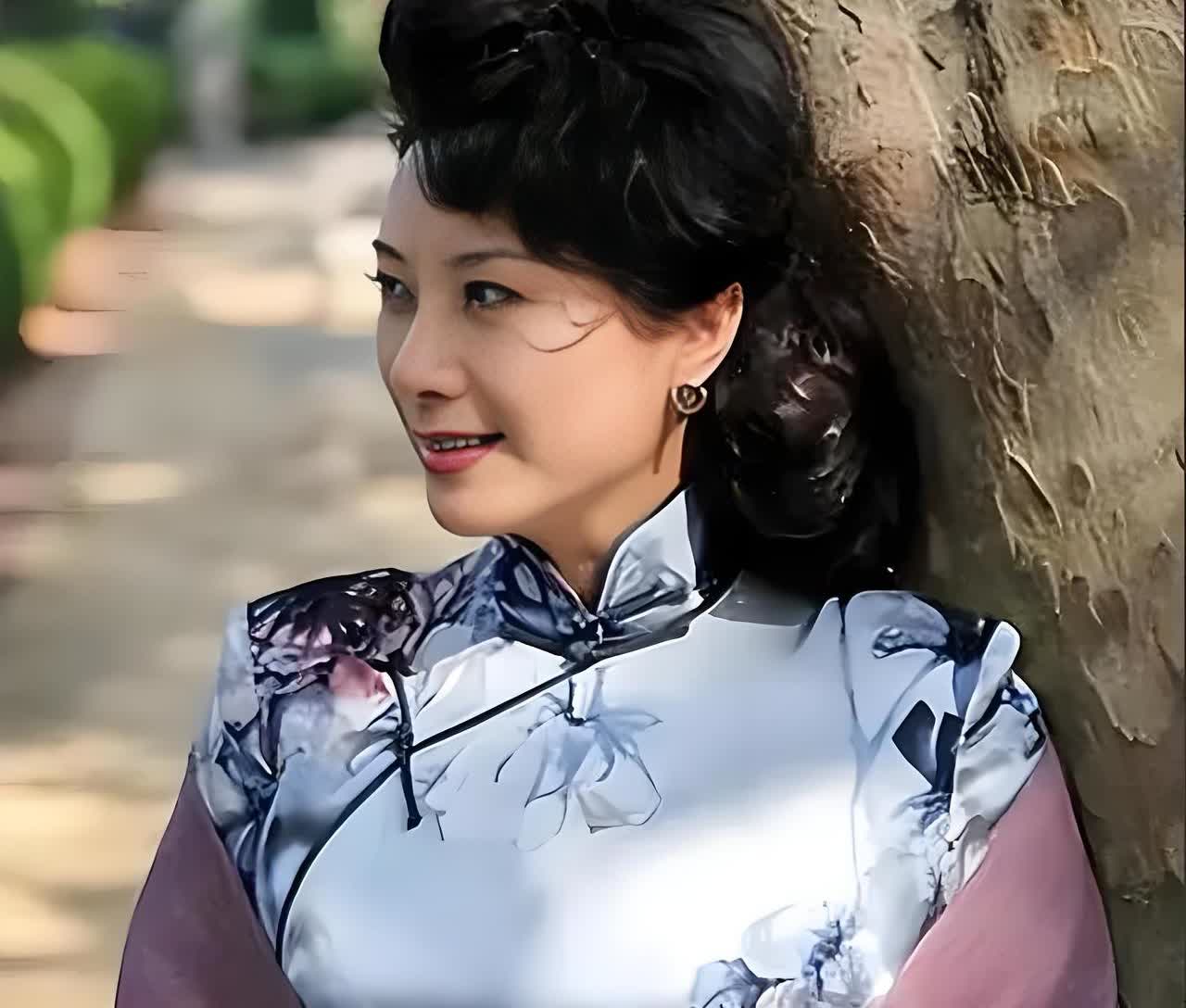 她是位高冷的、气质极佳的演员，第一眼看上去很一般，和漂亮不沾边。这位19
