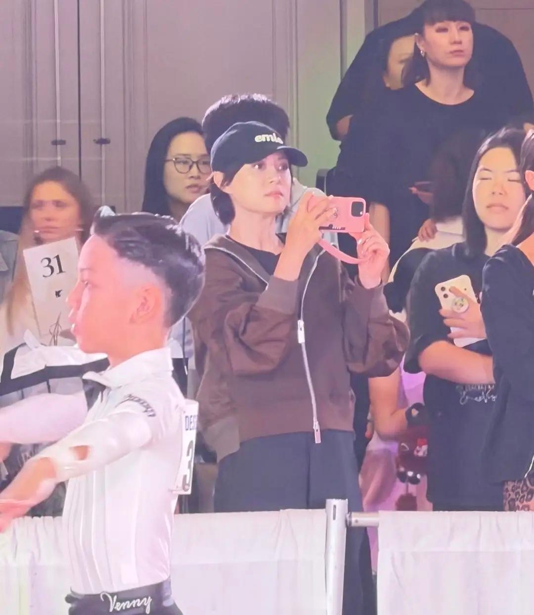 孙俪陪女儿赴美参加舞蹈比赛，12岁小花穿豹纹裙，化大浓妆显成熟！