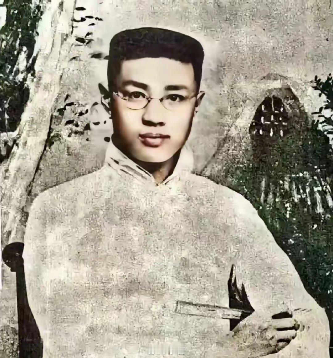 这张照片拍摄于1915年，此时的他年仅23岁，眉清目秀，炯炯有神，会成为敌人闻风