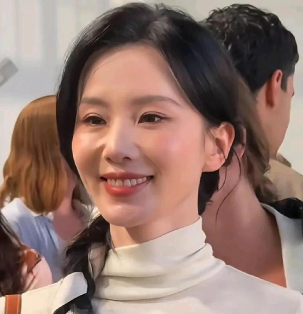 刘诗诗这是怎么了啦？感觉笑起来越来越假了，脸还这么紧绷不自然，做大表情总喜欢捂嘴