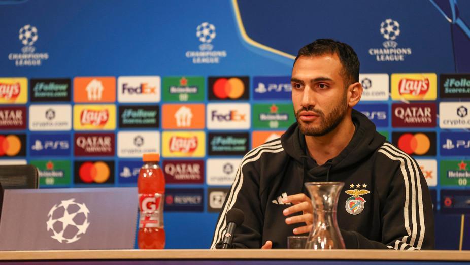 希腊凯恩帕夫利迪斯随穆里尼奥，参加了阿贾克斯对本菲卡的欧冠赛前发布会，全程有些小