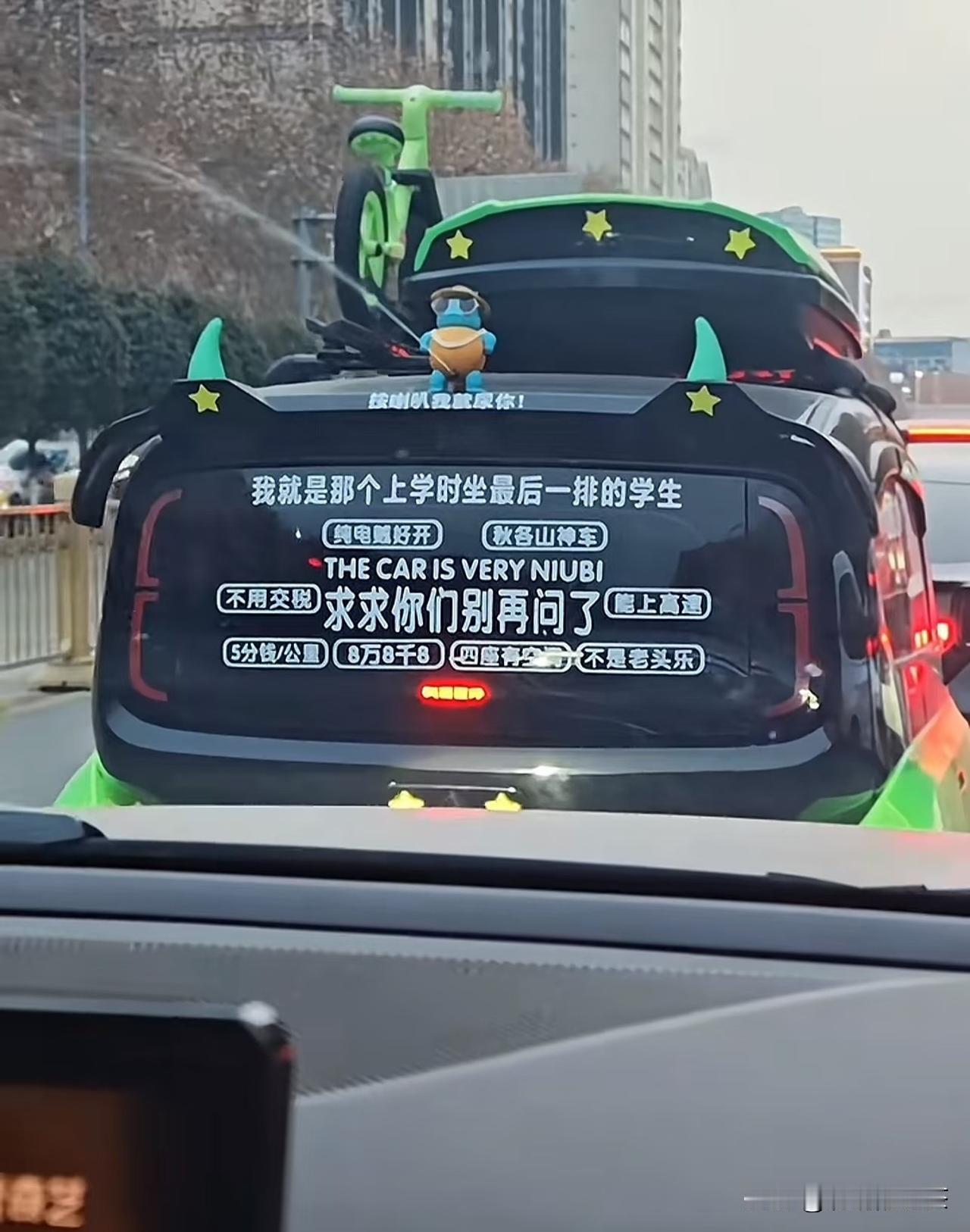 哈哈，我就按了下喇叭📢它就呲我……