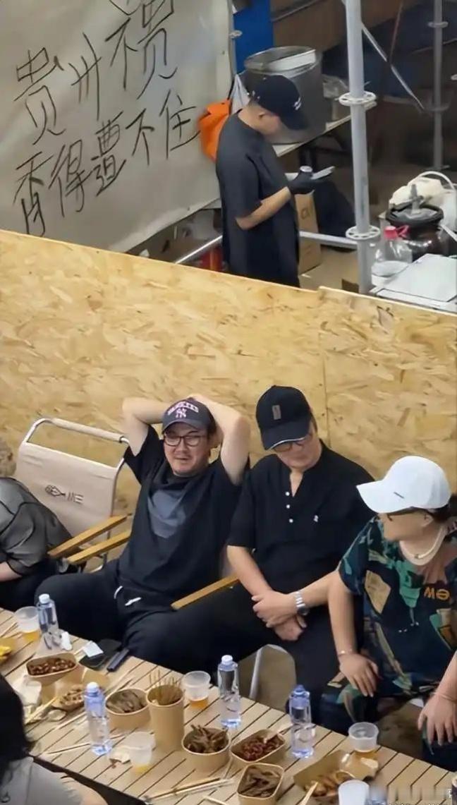 沈腾一家阿那亚度假被偶遇！王琦埋头啃鸡爪身材丰满，7岁儿子长挺高