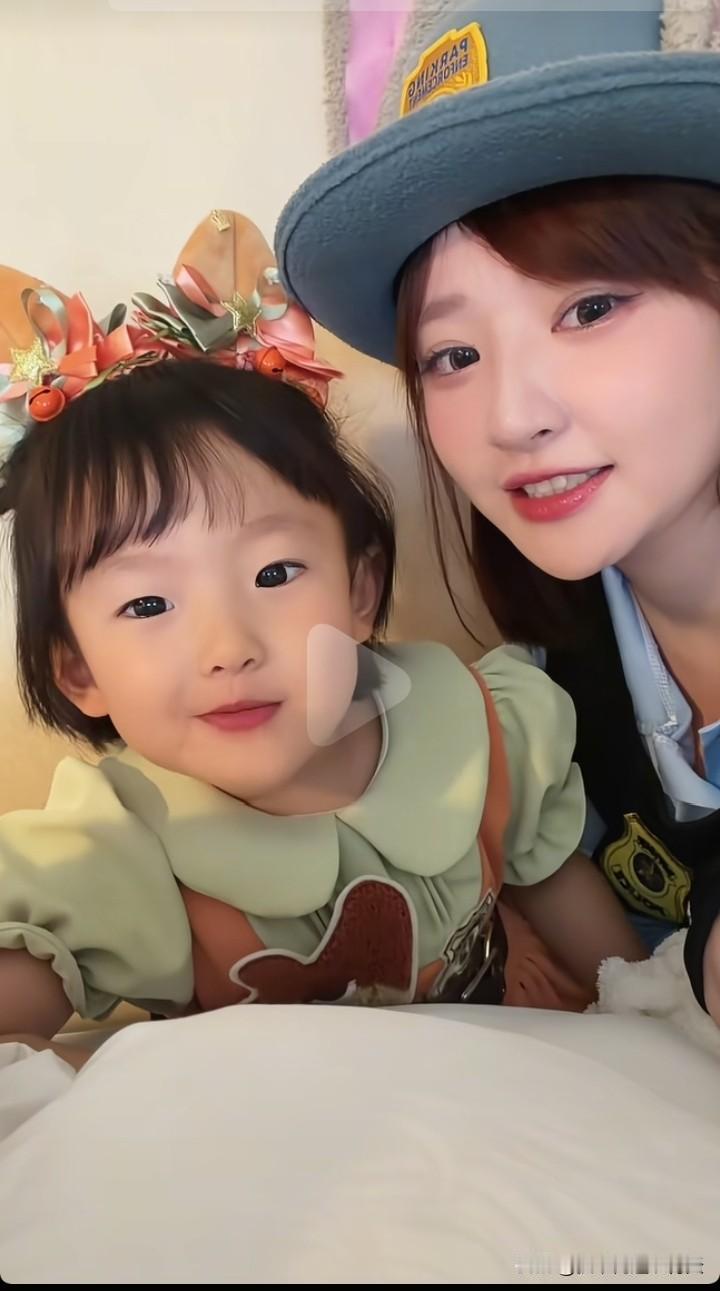 小葱蘸大酱这是黄一鸣为女儿闪闪开通的新账号，该账号主要用来分享好物，分享母女二人