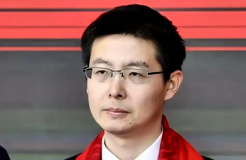 最近满屏都是宇树科技的消息，王兴兴算是彻底在科技圈火透了但我翻了他好几个在镜头前的视频，越看越觉得不