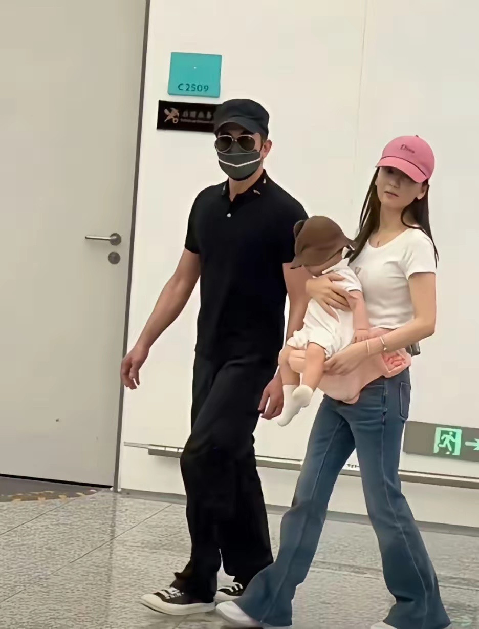 方媛自己抱孩子是真吃力，郭富城为啥在旁边看着一动不动？他不是宠妻人设吗​​​