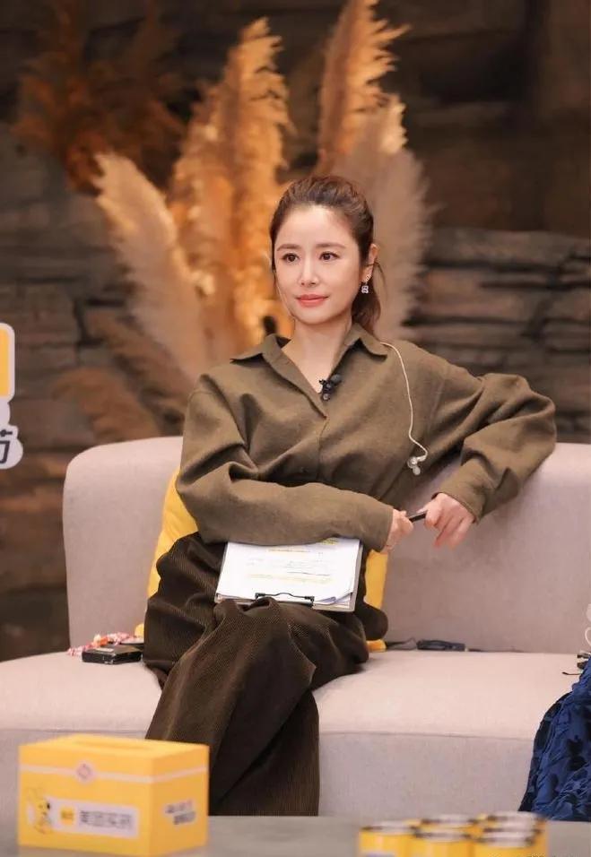 林心如的松弛感穿搭，美出新高度✨橄榄绿衬衫配同色系阔腿裤，慵懒随性又高级。