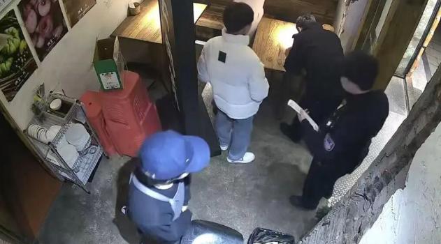 重庆市一餐馆10人聚餐9人开溜事件得到解决。经民警调解，留下的张先生已将所欠餐费
