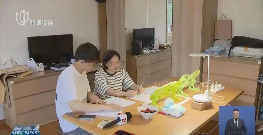 上海，一女子租下了一套79平，月租金8000多元的房子，签合同时，发现房产证上写