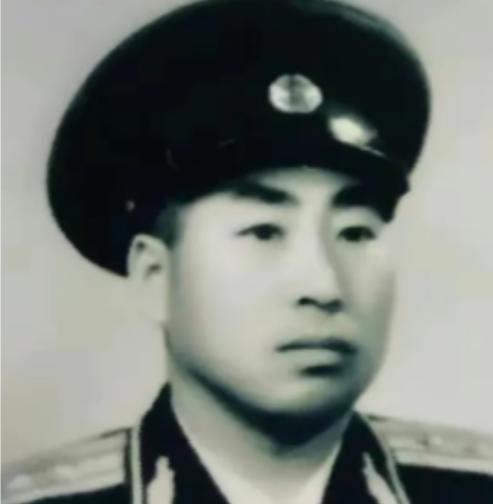 1943年，八路军政委秦光腰部中弹，两个汉奸见状刚要补刀，突然听见秦光低声说了一