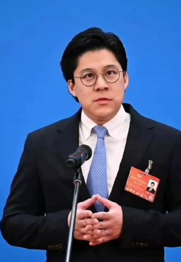 发现了没有，现在的霍启刚已经彻底慌了！原因也很简单，那就是他的许多提