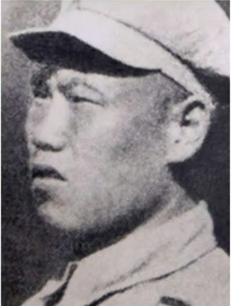 1951年，志愿军担架员给前线送炮弹，到阵地时，发现阵地上的干部全牺牲，只剩15