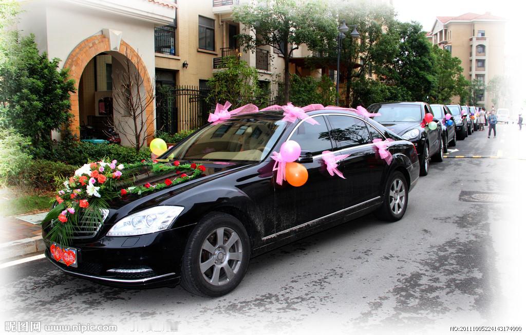 近日，河北邯郸一对新人结婚，婚车行驶在路上，突然婚车前面被一个中年男子，用蓝色垃