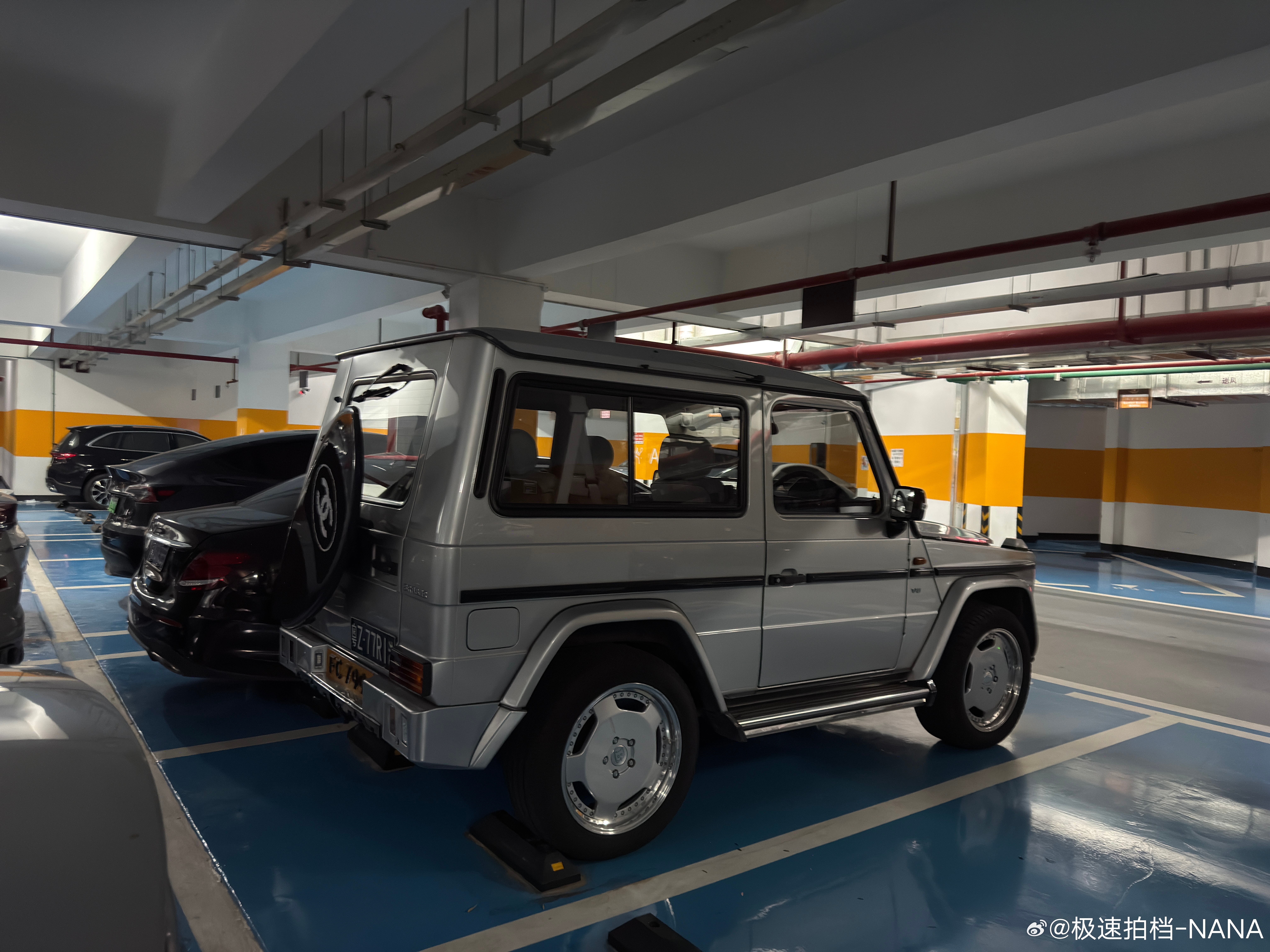 小区停车场挺好逛的奔驰两门大G好可爱不知道现在什么行情？​​​