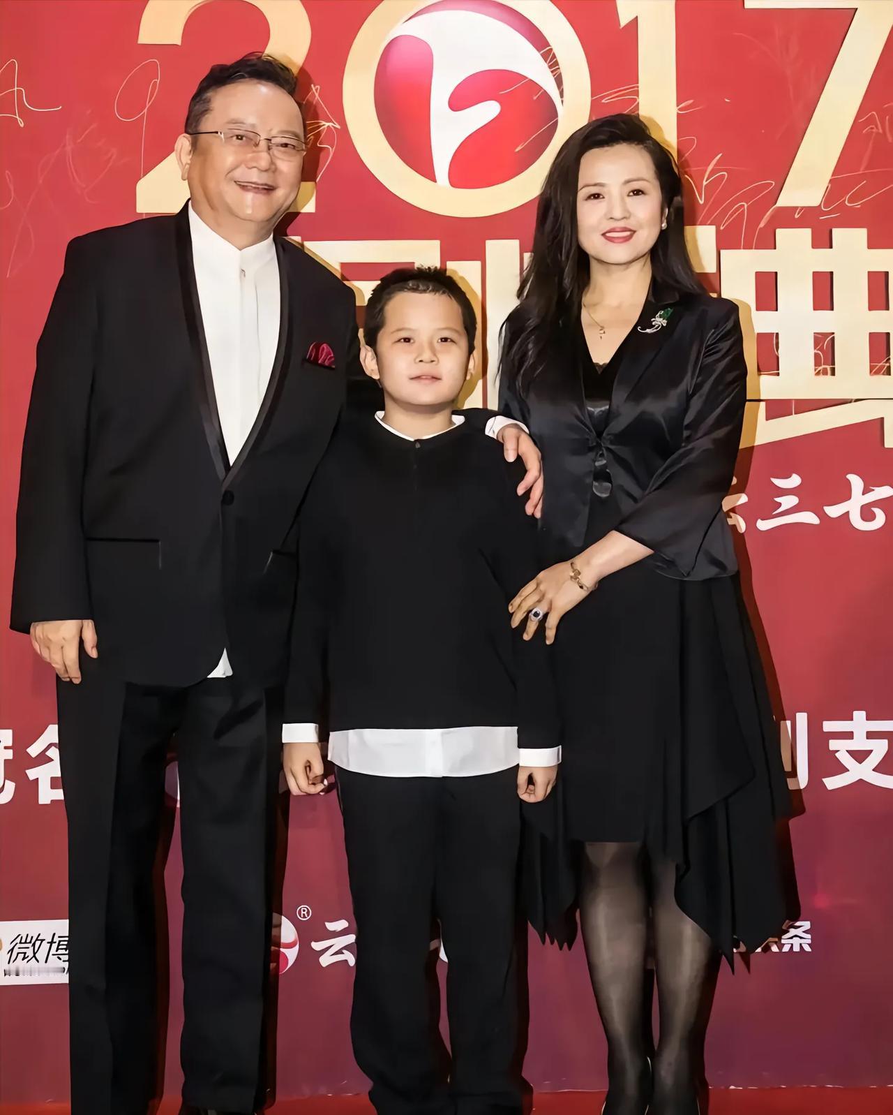 2006年，58岁的王刚三婚，娶了小他20岁的郑艳东。新婚夜王刚提出丁克，郑艳东