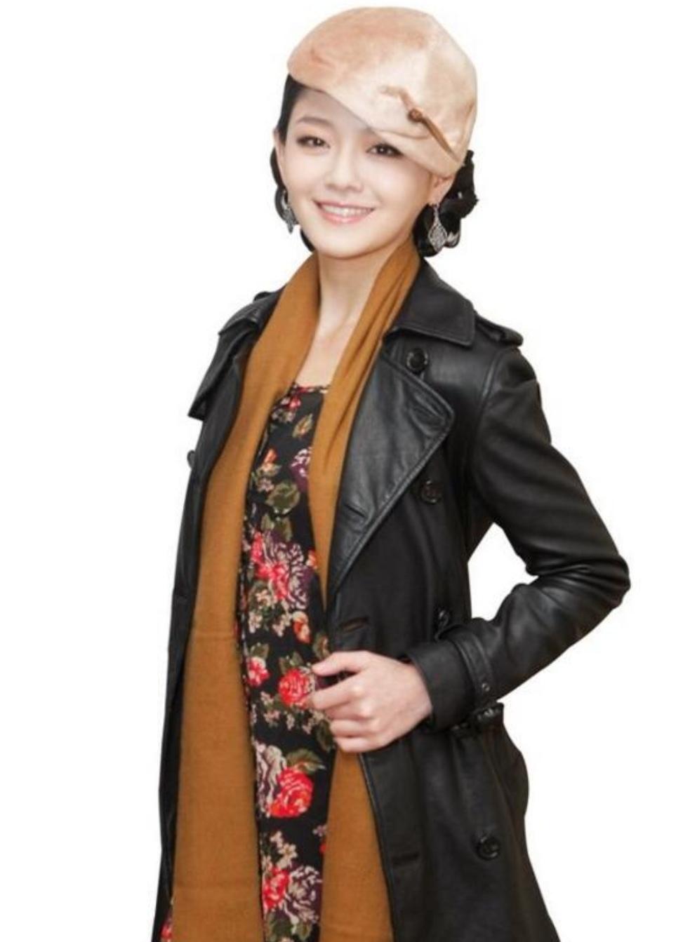 回看大S早年为阿依莲代言的这身造型，以现在的审美来看，款式确实有些过时，甚至带着