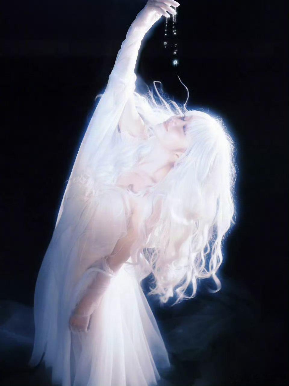 谭松韵白发神女一整个被惊艳到！谭松韵的白发神女造型太绝了，是《逍遥》后续剧情里的