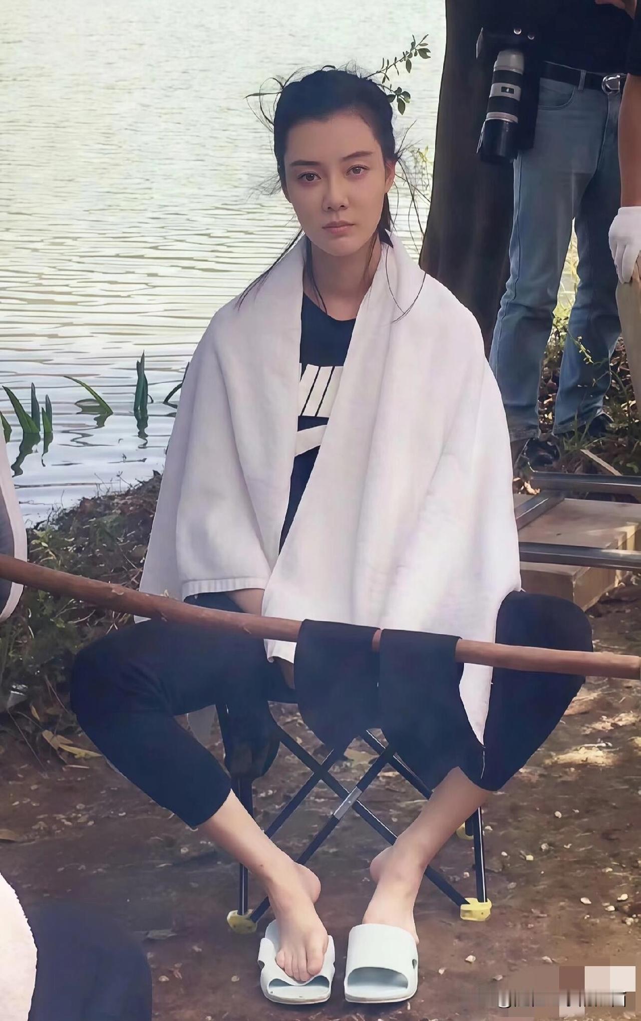 这估计是她最好看的一张照片了吧，鼻子立体，脚丫子干干净净的，整个五官看起来完美无