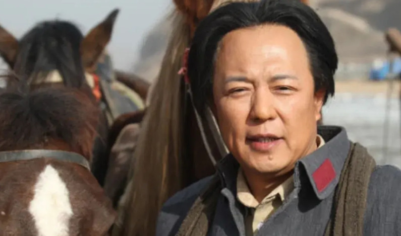 你以为梳个大背头发型，就能演伟人？如今的有关伟人的电视剧越来越多，这是好事。