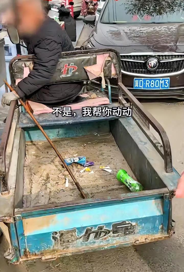 倚老卖老，老人骑三轮堵路半个小时。近期邯郸某市场上，摊主还没出摊，一位骑三轮车