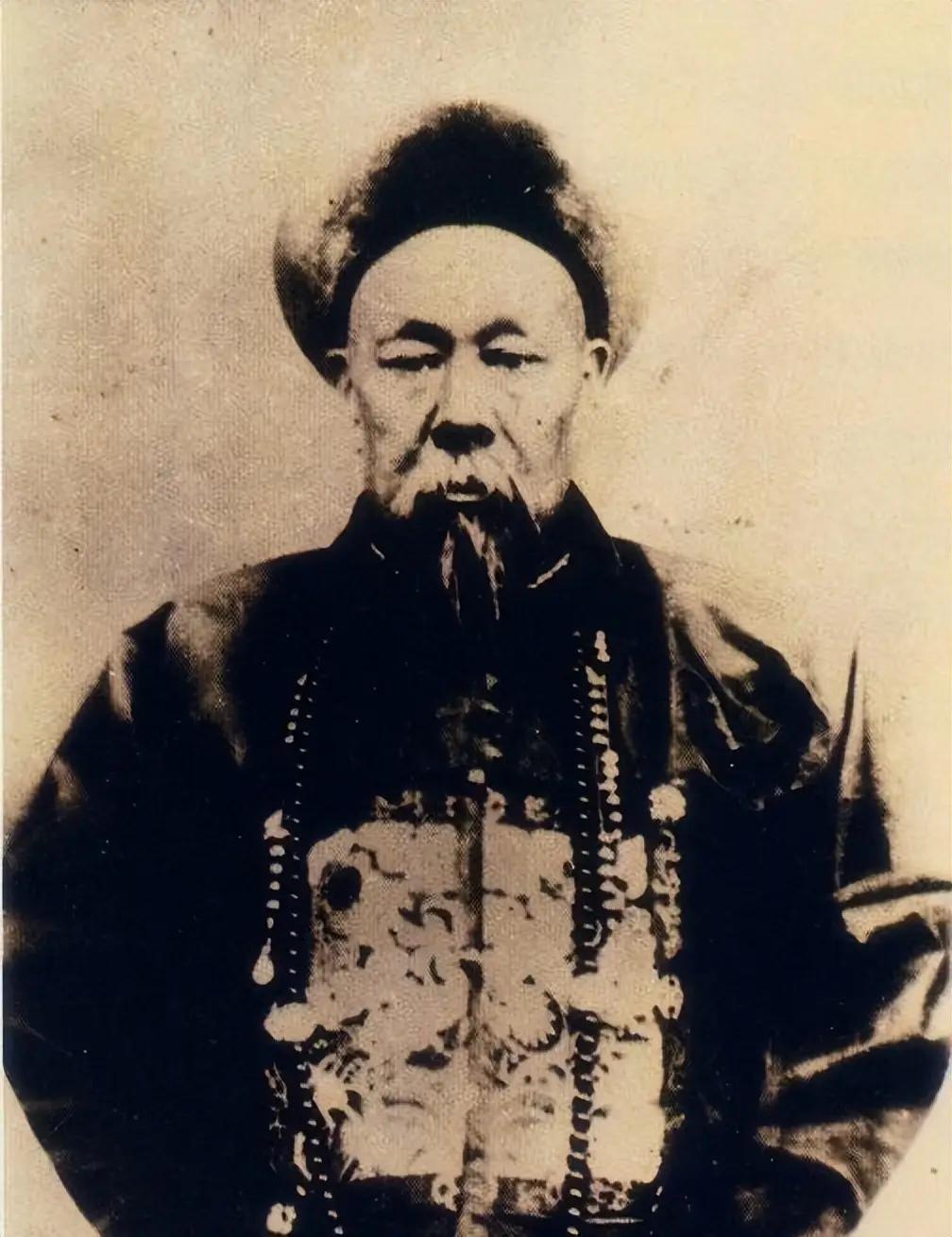 1908年寒冬时节，金积堡一间土屋的病榻前，69岁的董福祥强撑病躯掏出40万两银