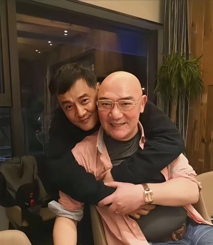 《雍正王朝》里的两位老演员，多年之后再相聚，这一幕让人看了真温馨。当时他们拍摄的