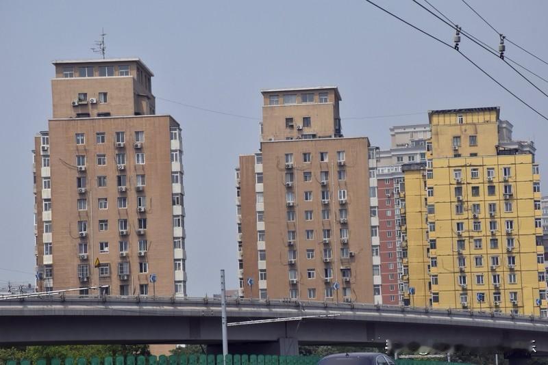 近三年来，每年年底的时候，待售二手房数量都会减少。这已经是一个规律了。因为已