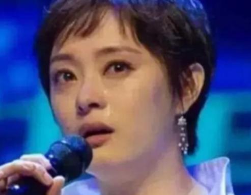 “每月就给我500块，够干什么！”2006年，贫困大学生向海清向媒体怒斥：“我要