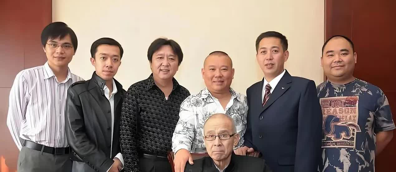 德云社老照片里的江湖！张文顺坐镇C位，花衫郭德纲搭肩，你能认出几个角儿？