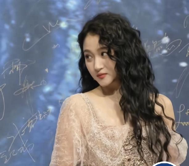 关晓彤这次算是穿对了！2月5日下午，有网友发布关晓彤参加红毯活动的最新造型，照片