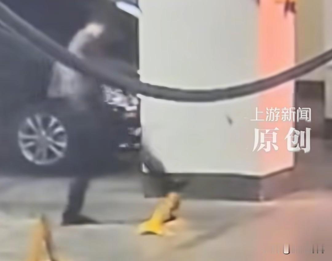湖南衡阳“公职人员踹地锁”一事，看完通报才发现，这事还真不是简单的“找不到车位耍