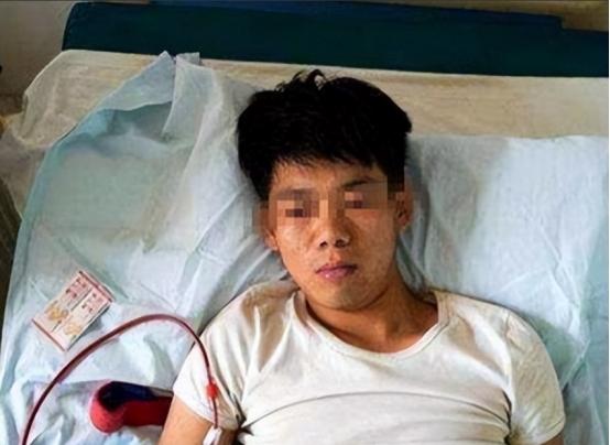 🌙2011年4月，17岁的湖南少年王阳以2万块卖掉了自己的一颗肾，用这笔钱买下