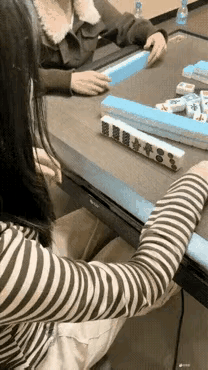 今天礼拜六没事去棋牌室看别人打麻将，这名女子真是个高手，明明是普通的自摸，却被她