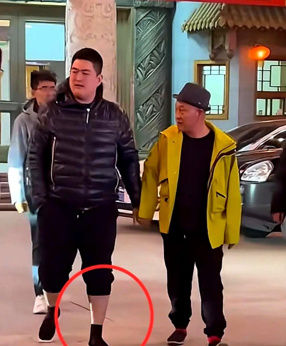 零下三十度，他只套件皱巴巴的衬衫出门。雪片子砸脸上，旁人裹成熊，他缩着脖子咧嘴