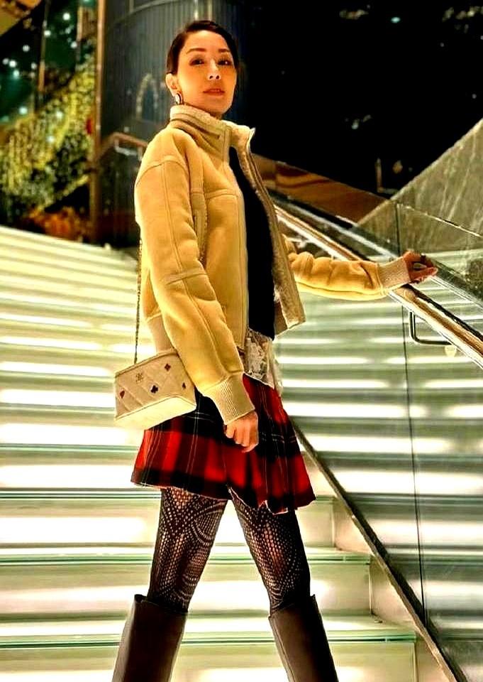 靠着大S的一张脸，阿依莲曾年销30亿，在全国开了近3000家店。千禧年那会儿