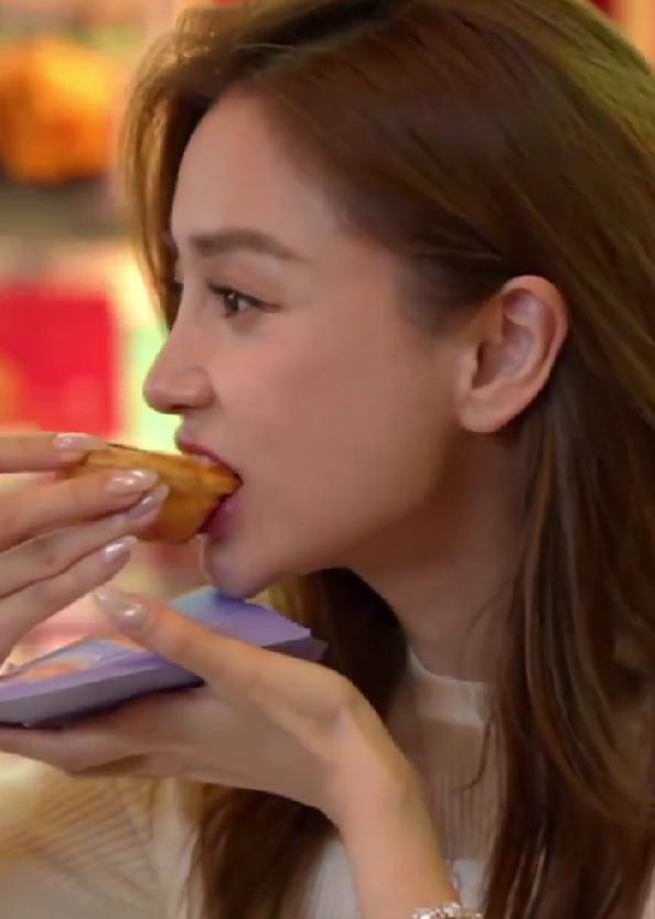 甜仇爆料Angelababy眼纹很深，直言对方没打除皱，却盛赞其依旧漂亮最近甜