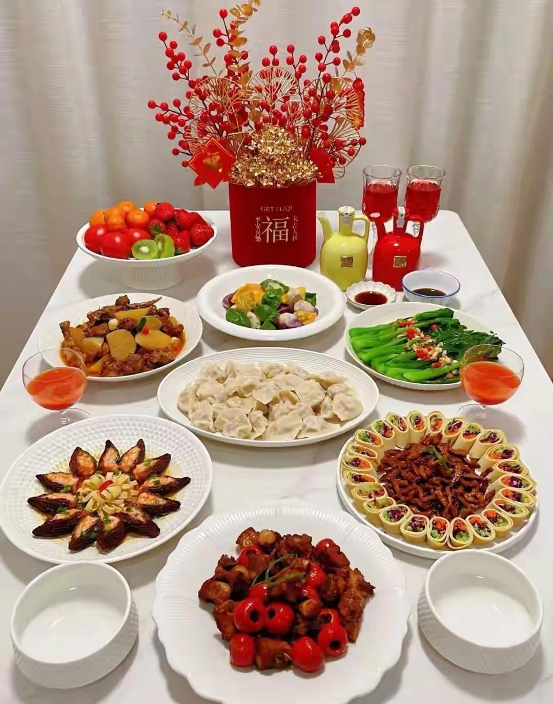 古人的年夜饭都吃啥！一，先说说北方人过年必吃的饺子吧。东汉末年，张仲景为了治疗