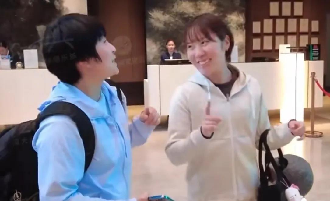 “这么近，那么美，周末到河北”，这是小蘑菇在教平野美宇说的中国话，她俩目前是深大