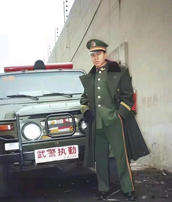 这是上世纪九十年代，一名武警干部在监狱里的一张合影。照片中的人看起来还很年轻？