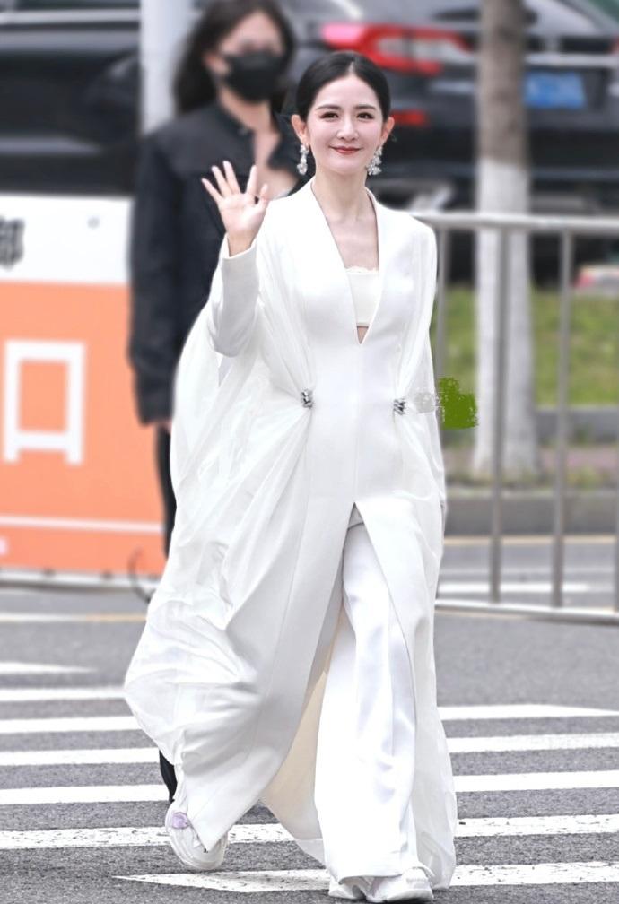 最近谢娜在录制浪姐的时候搭配了一身白色的衣服，看上去特别的显年轻，还有种仙风道骨