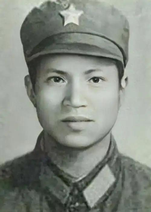 1979年，解放军班长雷应川3次中弹，七处负伤，却仍跪地战斗！不久战友们发现他不