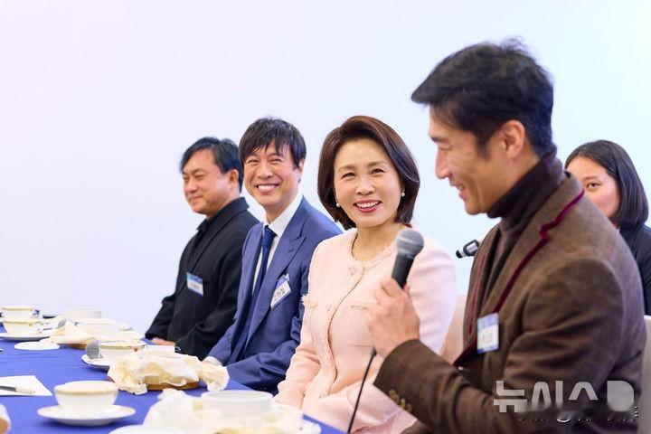 1月13日，韩国总统李在明夫人金惠景出席在日韩国艺术家懇谈会，亲手准备了点心金景