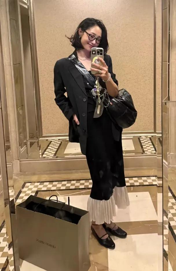 白百何18岁儿子元宝高中毕业！她盛装出席。照片中白百何一身剪裁利落的黑西装搭配拼